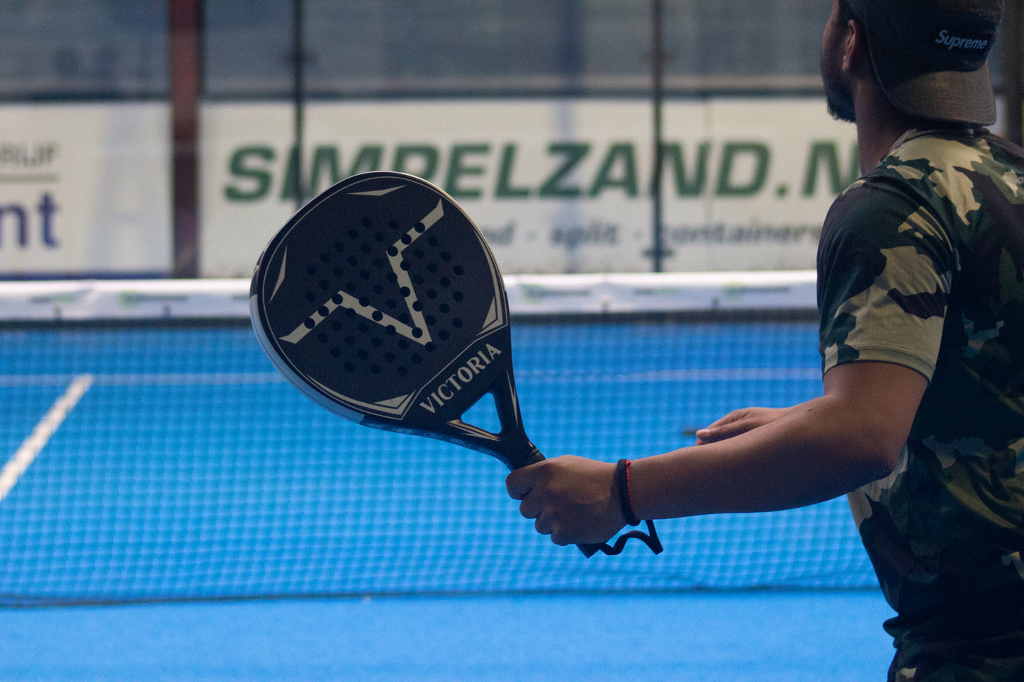 victoria padel round rond racket 3k carbon zwart wit productfoto blauwe achtergrond ACTIEFOTO 2