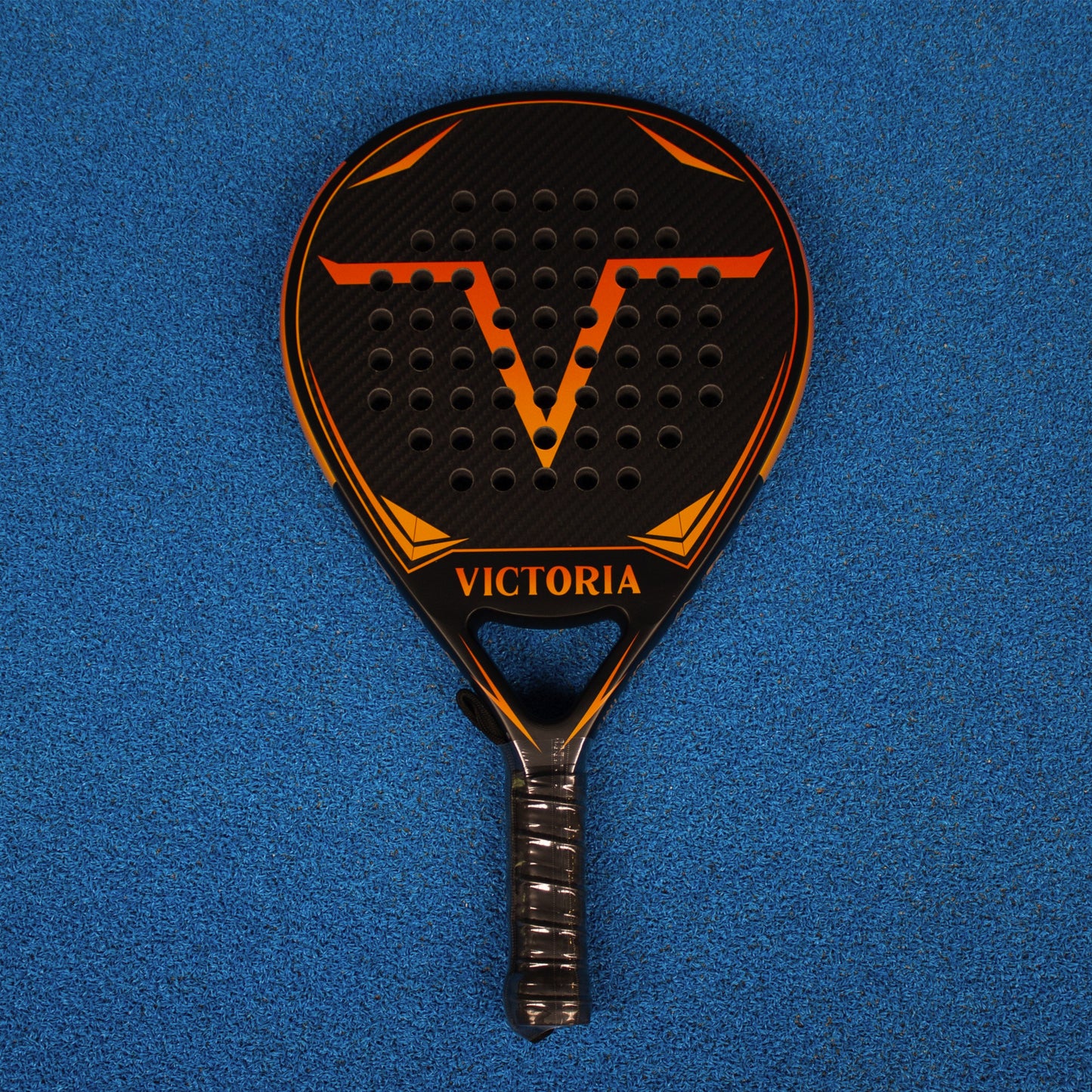 victoria padel tear druppel racket 3k carbon zwart oranje productfoto blauwe achtergrond 4