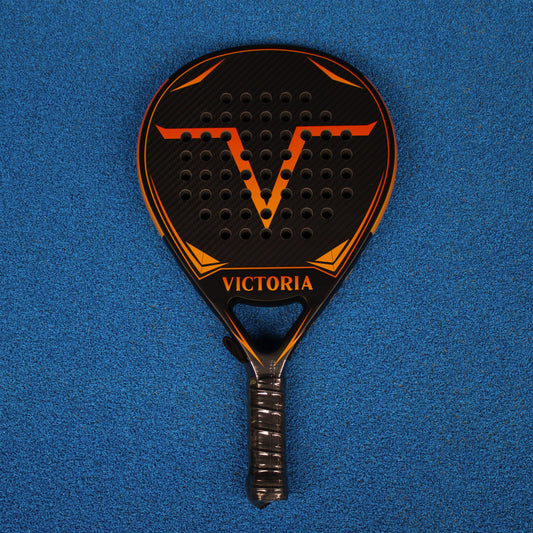 victoria padel tear druppel racket 3k carbon zwart oranje productfoto blauwe achtergrond 4