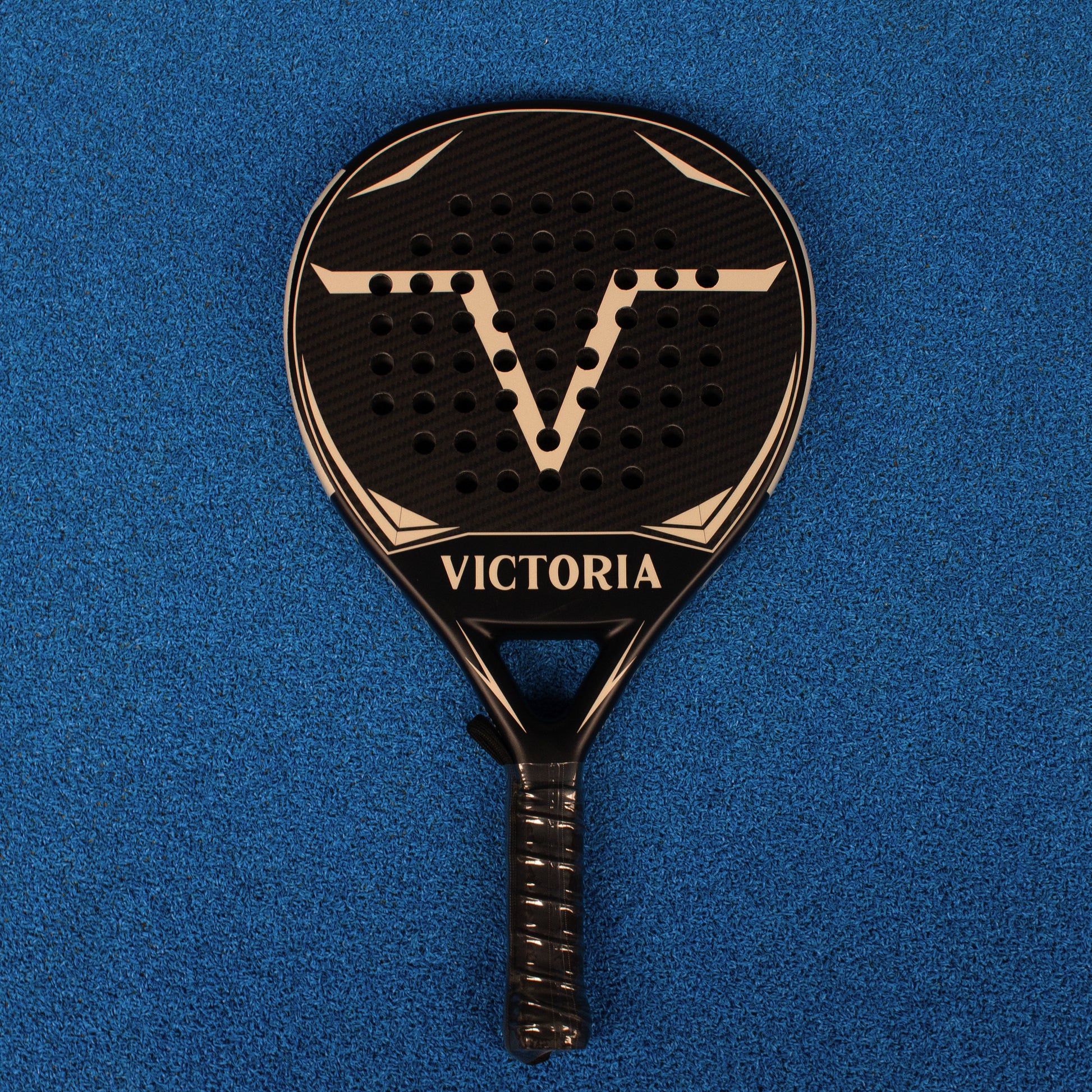 victoria padel round ronde racket 3k carbon zwart wit productfoto blauwe achtergrond 3