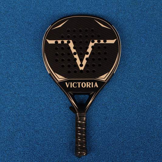 victoria padel round ronde racket 3k carbon zwart wit productfoto blauwe achtergrond 3